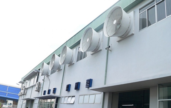 Hệ thống thông gió tự nhiên kết hợp với quạt gió tại nhà máy